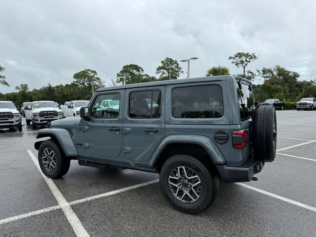 Used 2026 Jeep Wrangler Unlimited Sahara AWD/4WD image 5