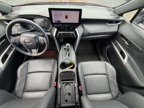 Certified 2024 Toyota Venza XLE AWD/4WD image 17