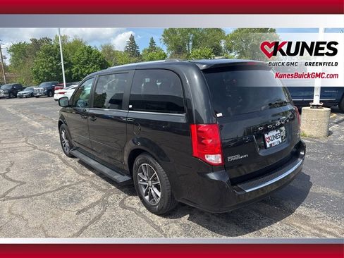 Used 2017 Dodge Grand Caravan SXT FWD image 9