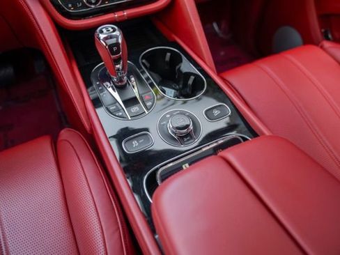 Used 2022 Bentley Bentayga image 50
