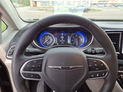 Used 2024 Chrysler Pacifica Touring-L image 9