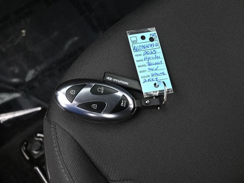 Used 2025 Hyundai Tucson SE image 18