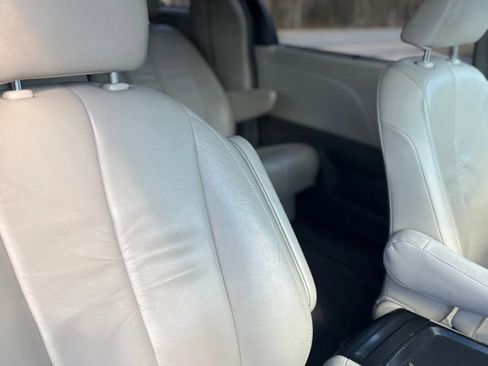 Used 2011 Toyota Sienna XLE w/ Entertainment Pkg image 25