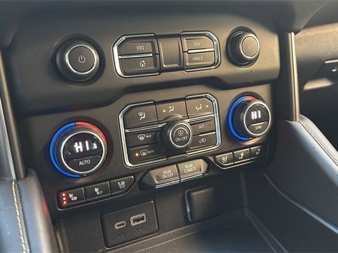 Used 2023 Chevrolet Suburban Premier image 23