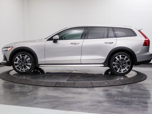 Used 2025 Volvo V60 B5 Cross Country Ultra w/ Protection Package Premier AWD/4WD image 2