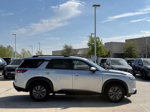 Used 2025 Nissan Pathfinder SV FWD image 5