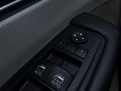 Used 2024 Chrysler Pacifica Touring-L FWD image 27