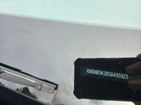Used 2025 Kia Carnival FWD image 5