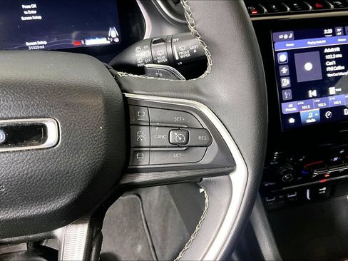 Used 2025 Jeep Grand Cherokee Altitude AWD/4WD image 15
