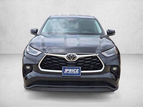 Used 2025 Toyota Highlander LE FWD image 2
