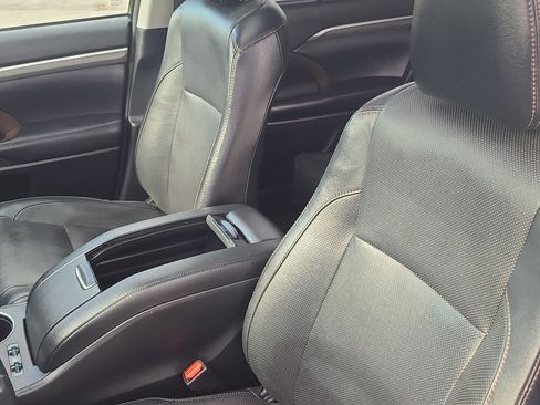 Used 2018 Toyota Highlander Limited AWD/4WD image 18
