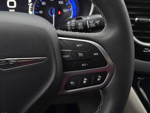 Used 2024 Chrysler Pacifica Touring-L image 20