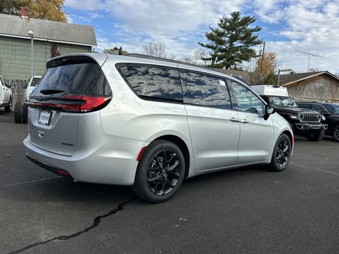 New 2026 Chrysler Pacifica Limited image 18