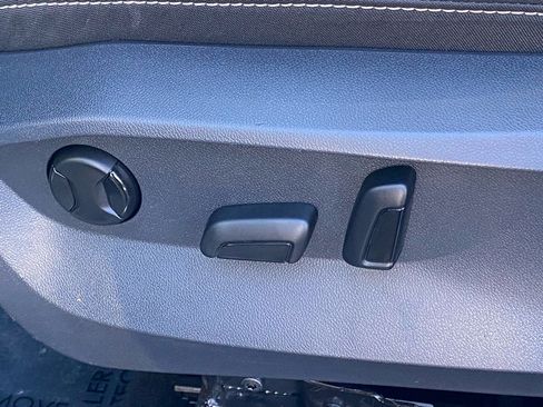 Used 2022 Volkswagen Taos SE w/ Panoramic Sunroof Package image 12