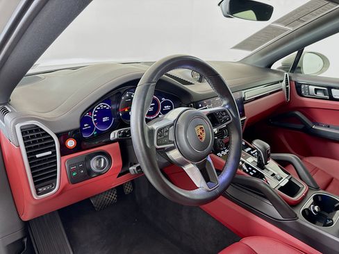 Used 2023 Porsche Cayenne Platinum Edition image 9