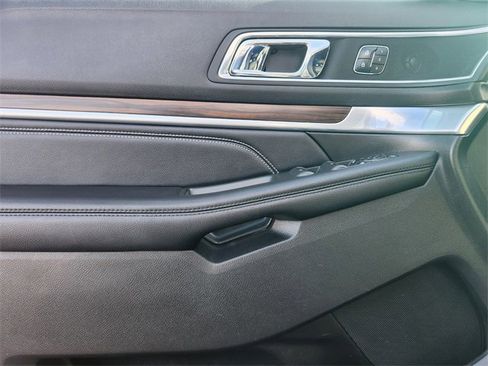Used 2017 Ford Explorer Limited image 6