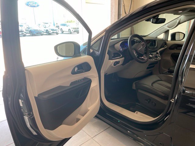 Used 2023 Chrysler Pacifica Touring-L FWD image 11