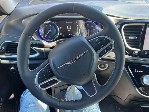 New 2026 Chrysler Pacifica Select AWD/4WD image 13