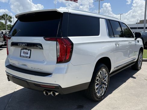 Used 2023 GMC Yukon XL Denali Ultimate AWD/4WD image 5
