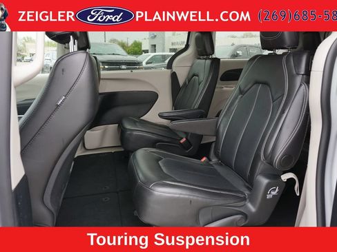 Used 2024 Chrysler Pacifica Touring-L FWD image 12