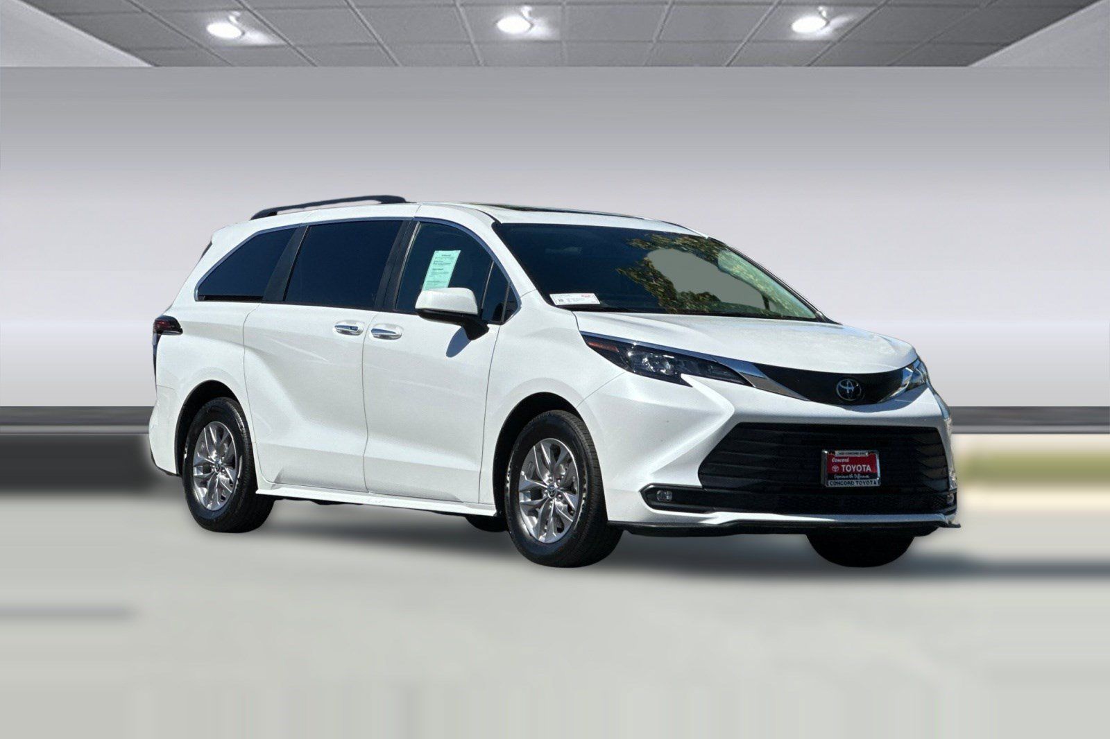 Used 2026 Toyota Sienna XLE FWD image 7