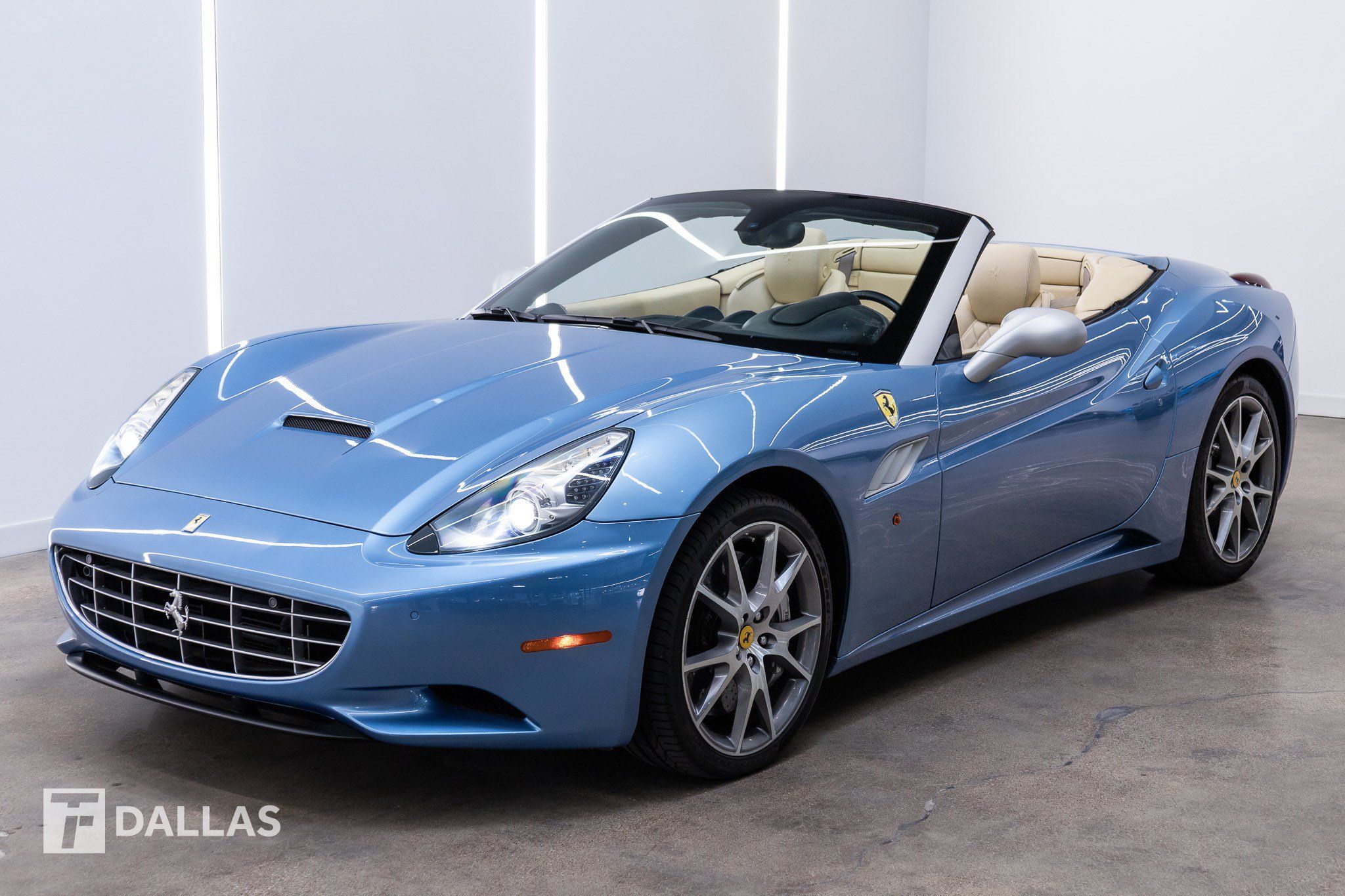 Used 2012 Ferrari California RWD image 2