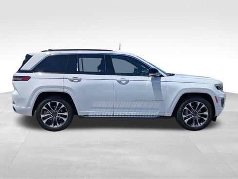 Used 2025 Jeep Grand Cherokee Overland w/ Luxury Tech Group IV AWD/4WD image 3
