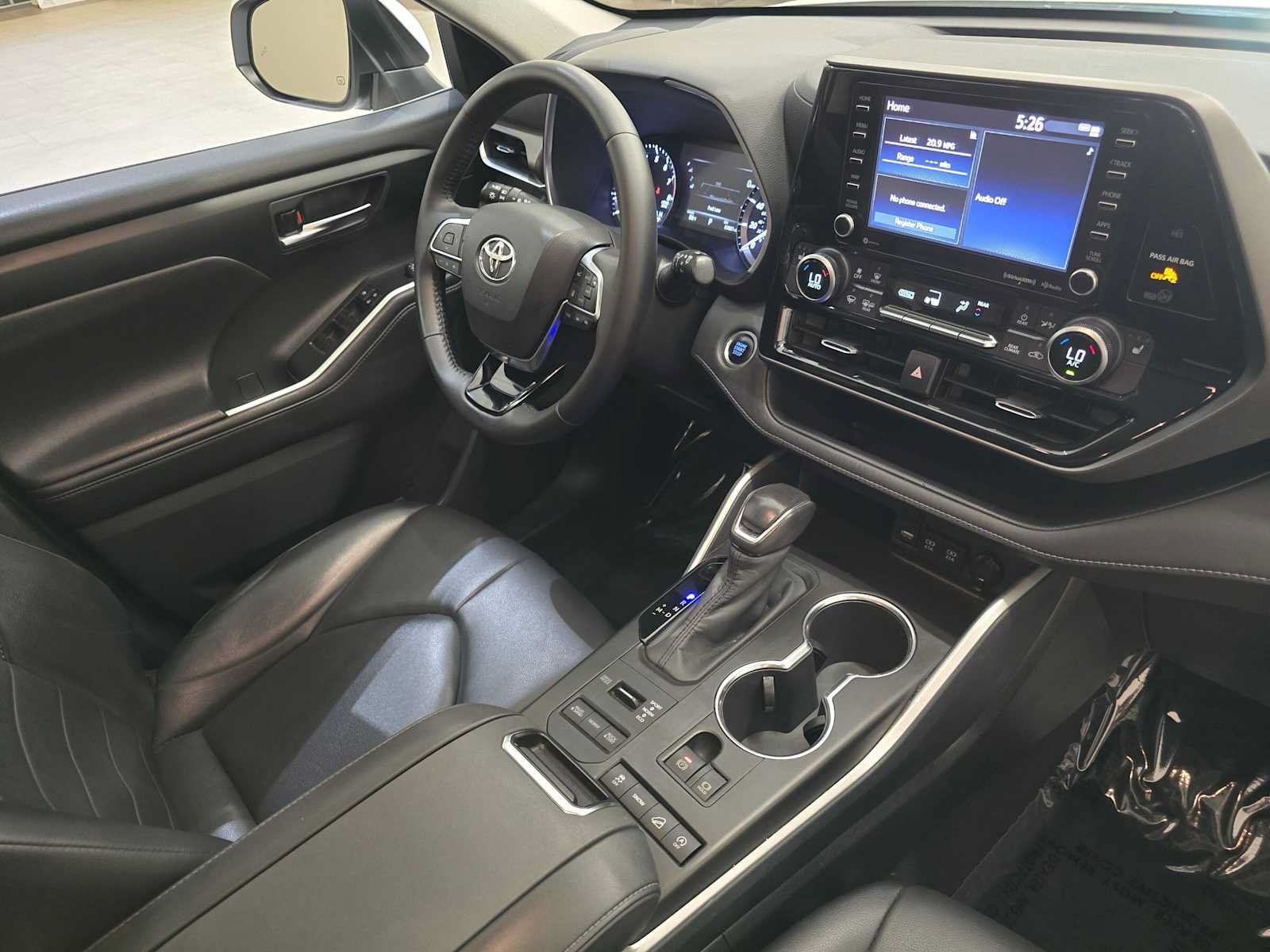 Used 2020 Toyota Highlander XLE AWD/4WD image 29