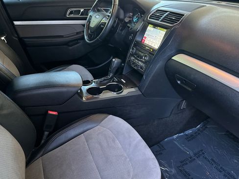 Used 2017 Ford Explorer XLT w/ Equipment Group 202A FWD image 18