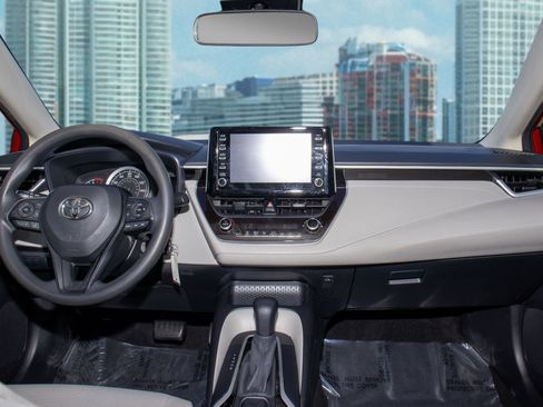 Used 2020 Toyota Corolla LE image 18