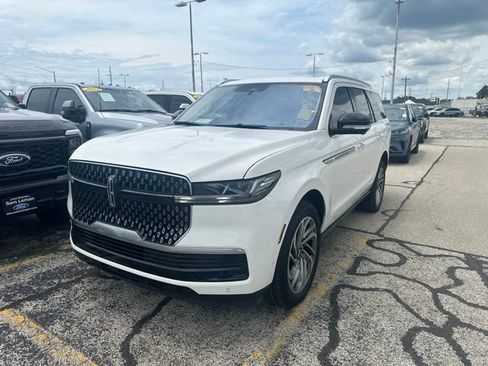 Used 2025 Lincoln Navigator Reserve AWD/4WD image 2