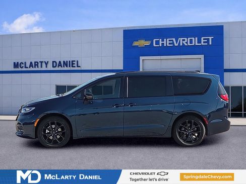 Used 2025 Chrysler Pacifica Limited FWD image 3