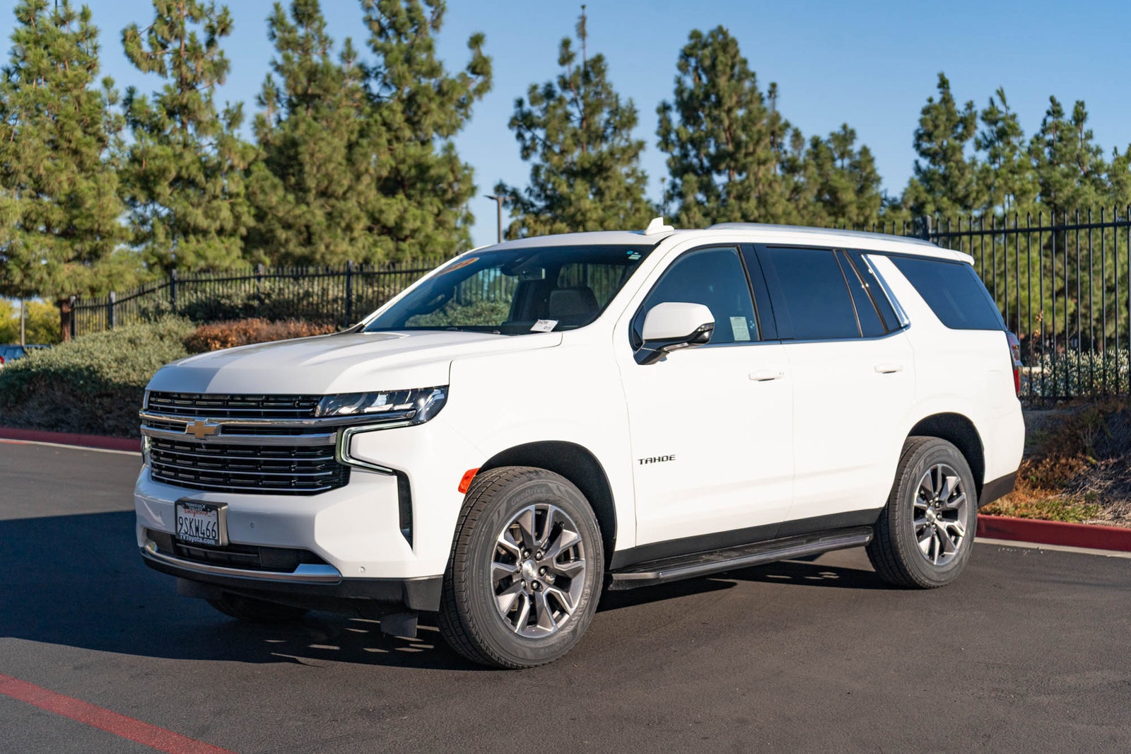 Used 2022 Chevrolet Tahoe LT w/ LT Signature Package RWD image 3