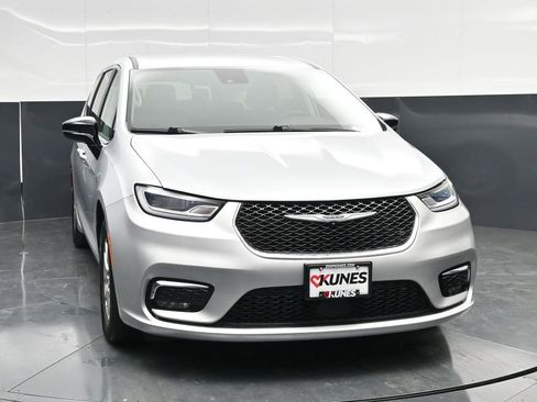 Used 2024 Chrysler Pacifica Touring-L FWD image 6