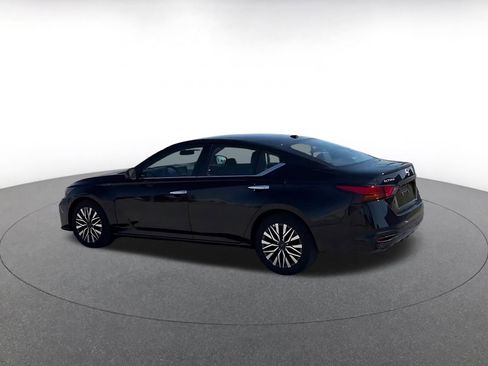 Used 2025 Nissan Altima 2.5 SV image 10