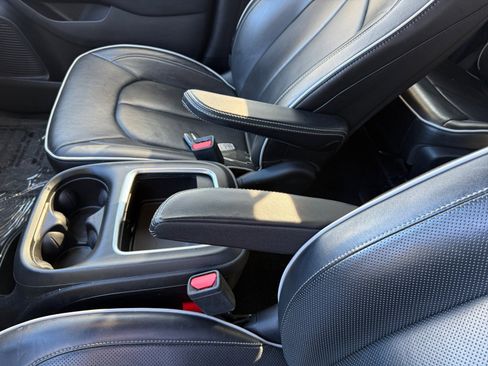 Used 2019 Chrysler Pacifica Limited w/ Advanced Safetytec Group image 14