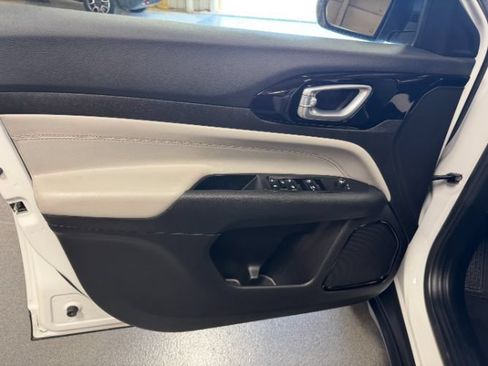 Used 2025 Jeep Compass Limited AWD/4WD image 8