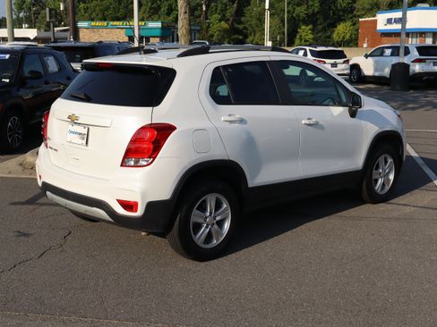 Used 2022 Chevrolet Trax LT w/ LT Convenience Package AWD/4WD image 10