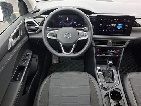 Certified 2025 Volkswagen Taos SE image 11