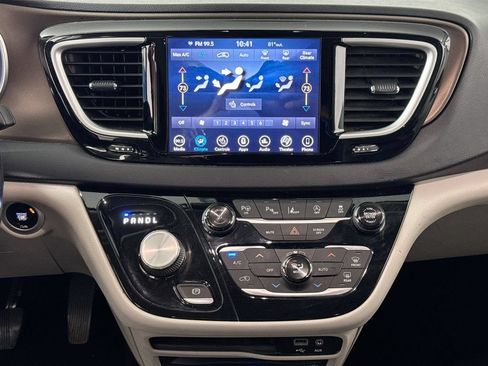 Used 2019 Chrysler Pacifica Touring Plus w/ Advanced Safetytec Group FWD image 16