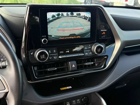 Used 2023 Toyota Highlander XLE FWD image 16