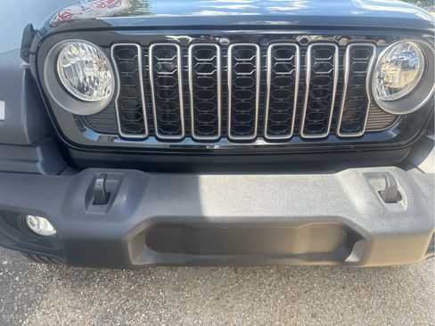 Used 2025 Jeep Wrangler Sport AWD/4WD image 10