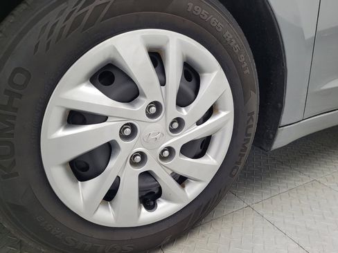 Used 2017 Hyundai Elantra SE image 31