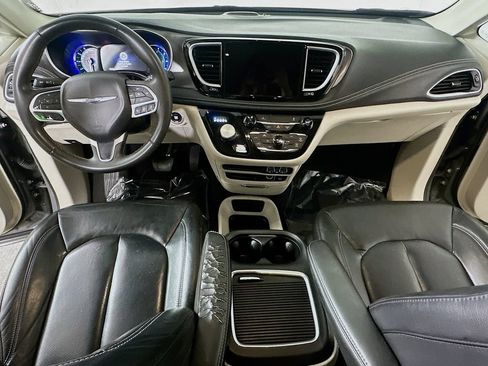 Used 2022 Chrysler Pacifica Touring-L FWD image 17