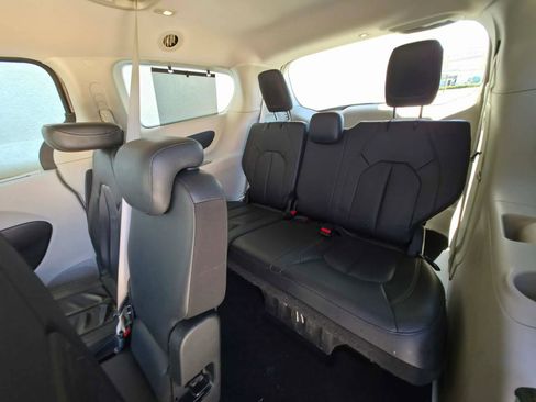 Used 2017 Chrysler Pacifica Touring-L w/ Tire & Wheel Group FWD image 14