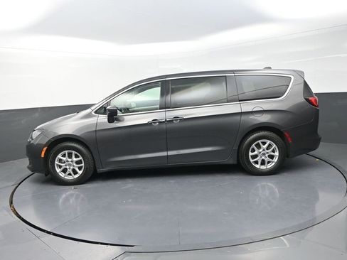 Used 2022 Chrysler Voyager LX image 5