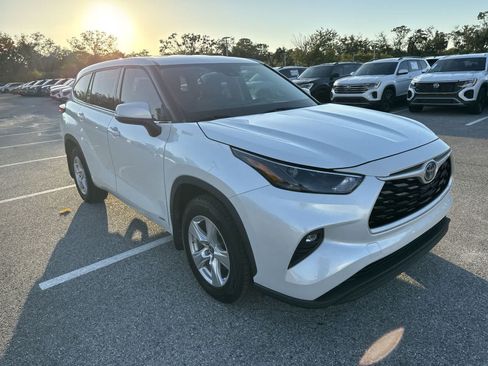 Used 2022 Toyota Highlander LE AWD/4WD image 16