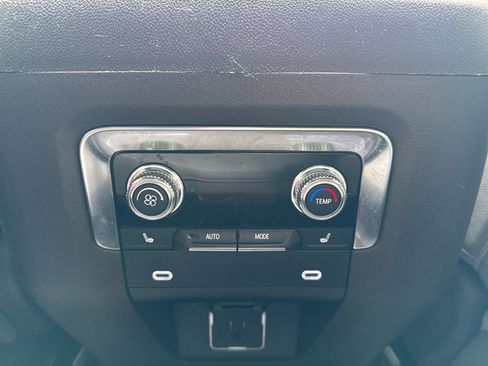 Used 2022 GMC Yukon SLT w/ SLT Premium Package image 16