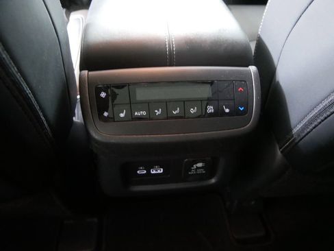 Used 2023 Nissan Pathfinder Platinum image 19