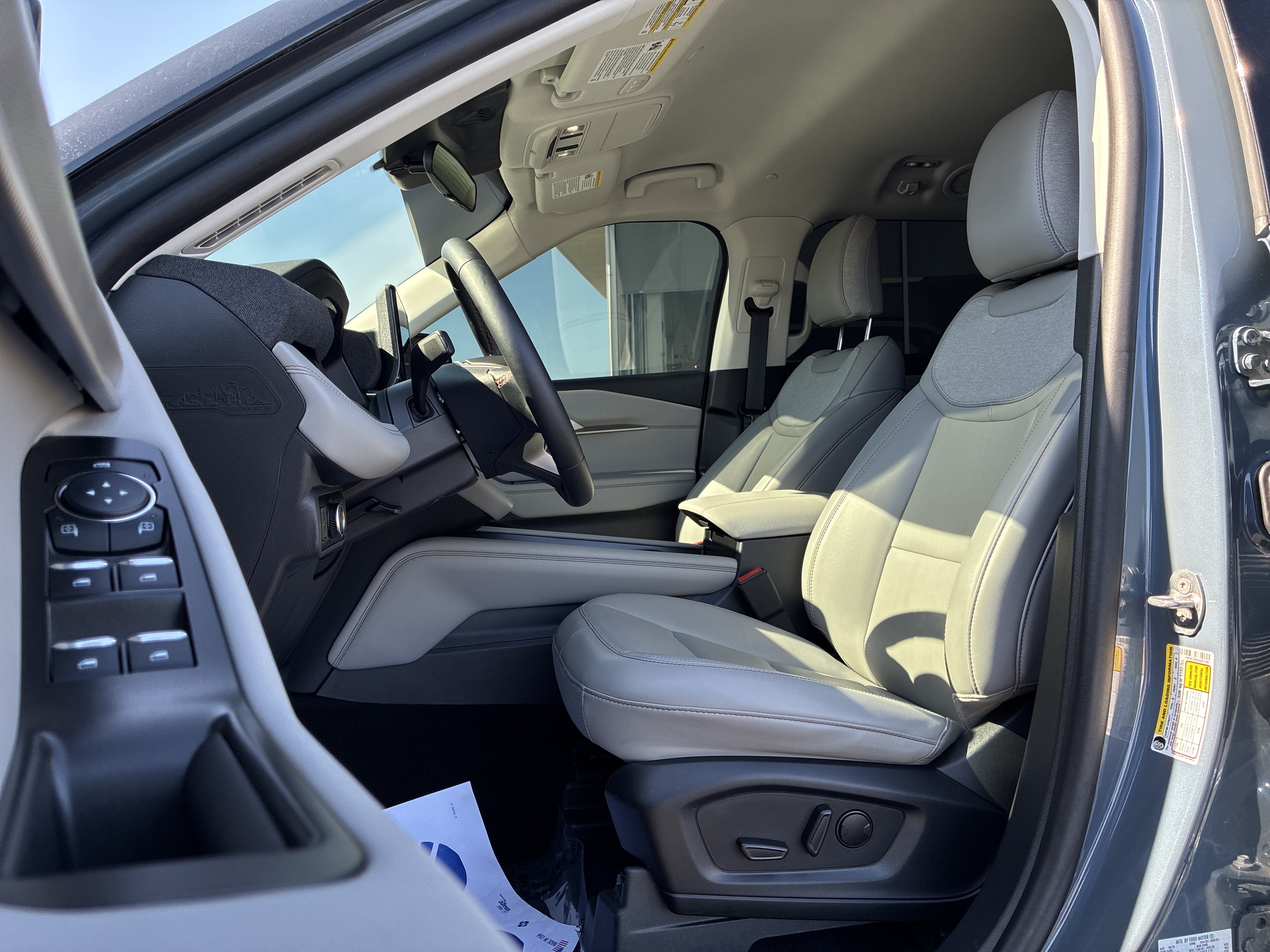 Used 2025 Ford Explorer Active w/ Active Comfort Package RWD image 12